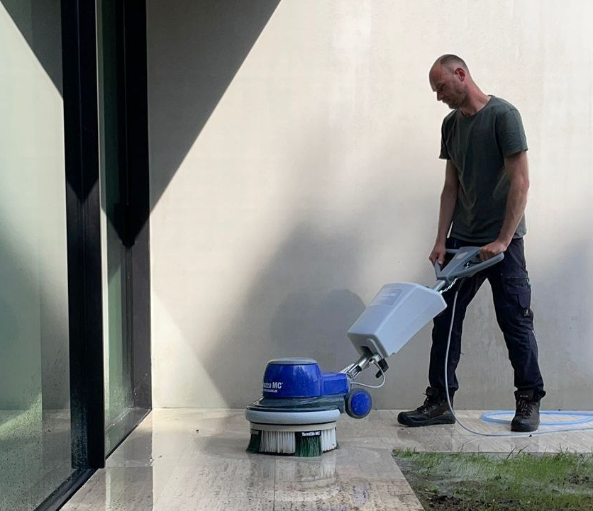 Man som arbetar med Terrazza TMC®-kitet på natursten