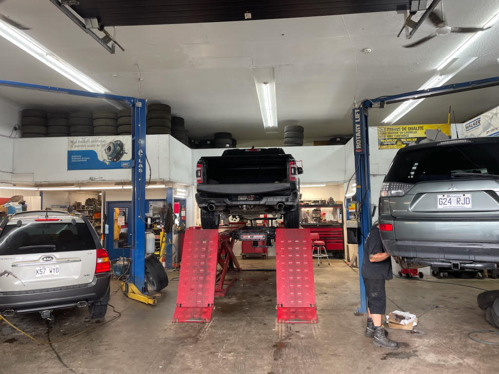 Un camion est assis sur un ascenseur dans un garage.