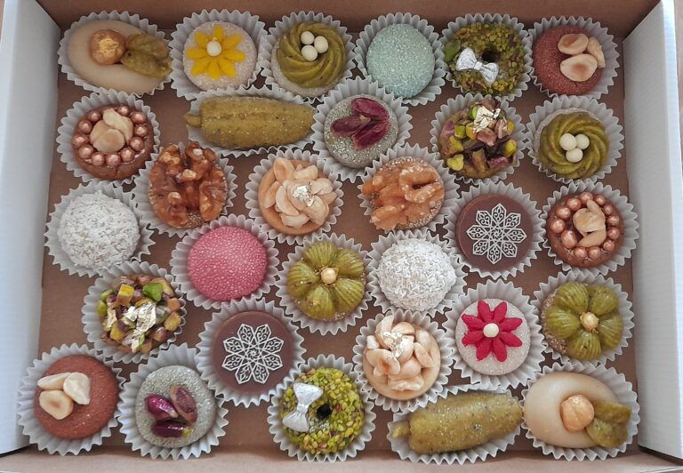 Une boîte remplie de nombreux types de desserts différents