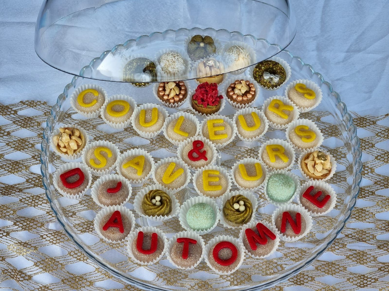 Une assiette de cupcakes avec le mot automne écrit dessus