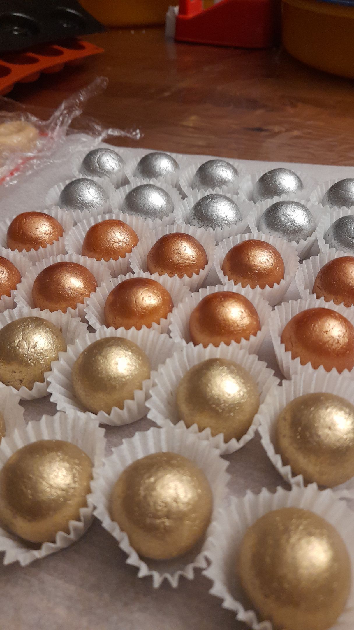 des tendres bouché d'or et d'argent dans des emballages sur une table