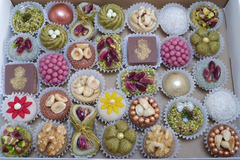 Une boîte remplie de nombreux types de mignardises différentes