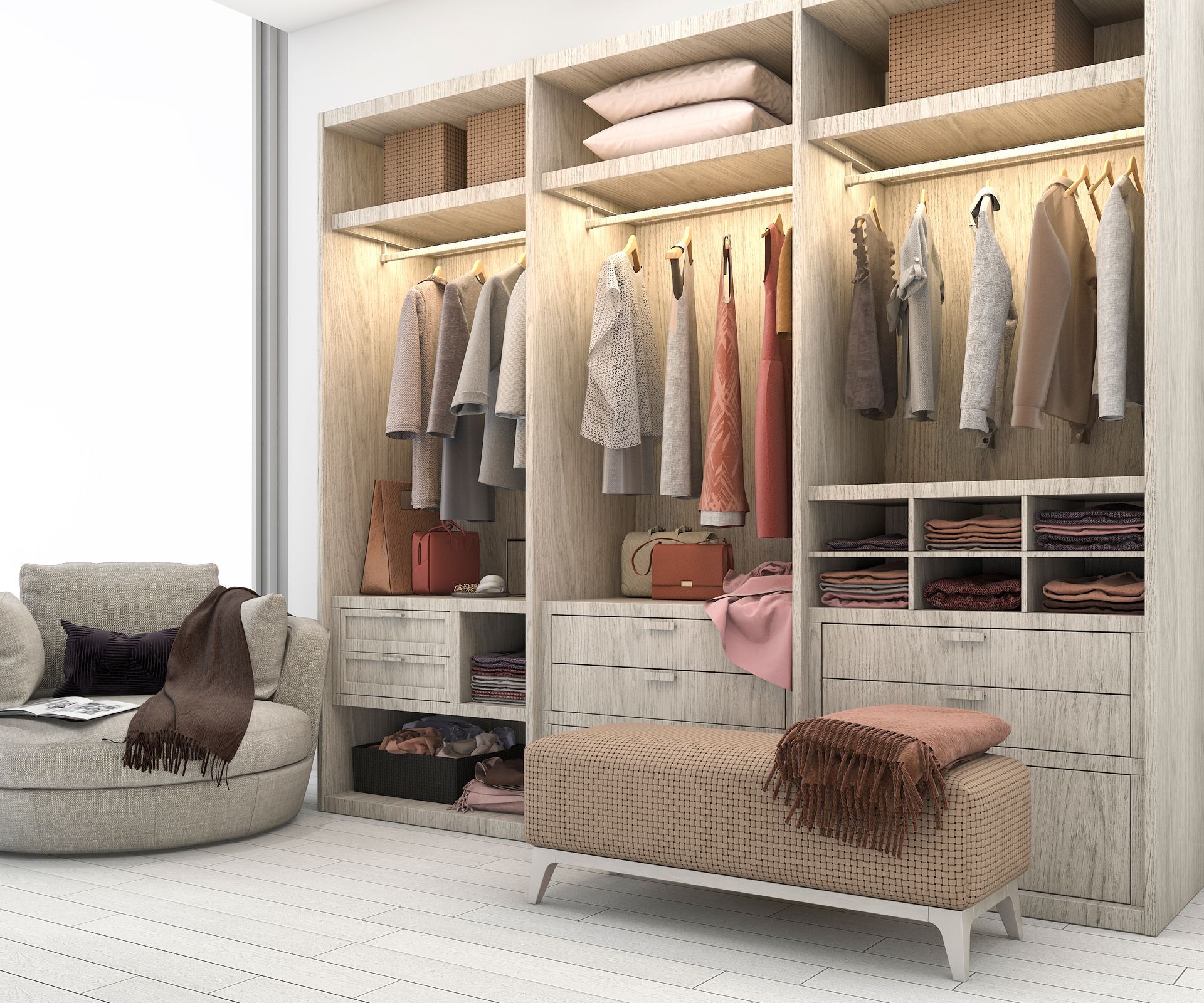 Una cabina armadio con vestiti appesi sugli scaffali e una panca.