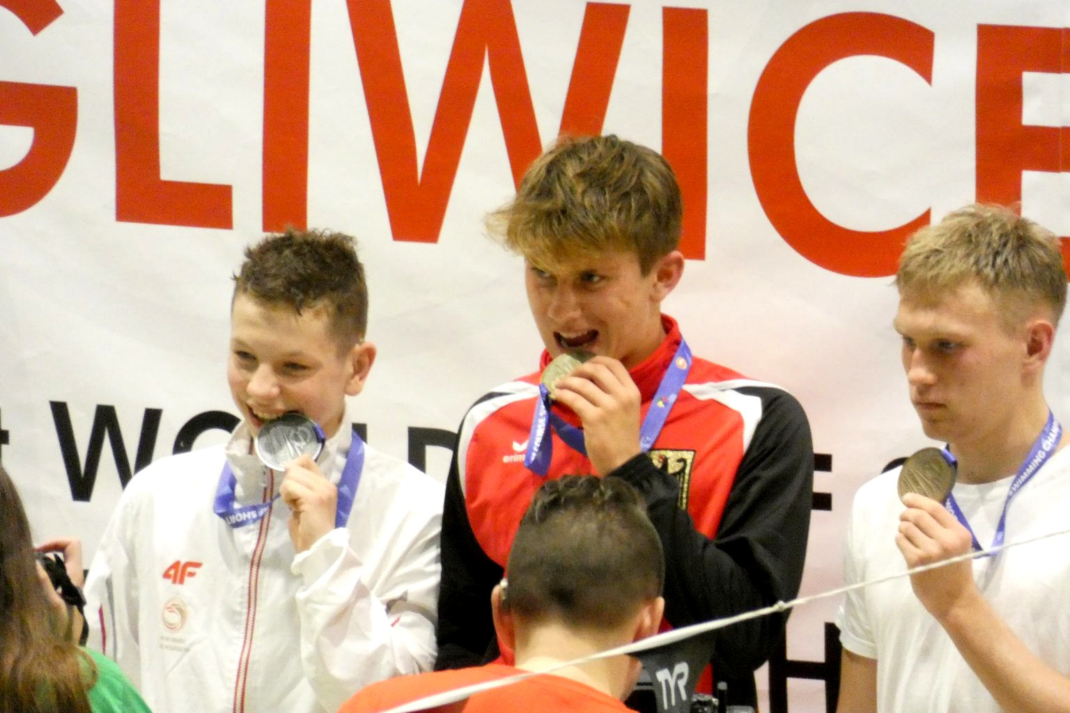 Niklas Müller winning 1500m freestyle
