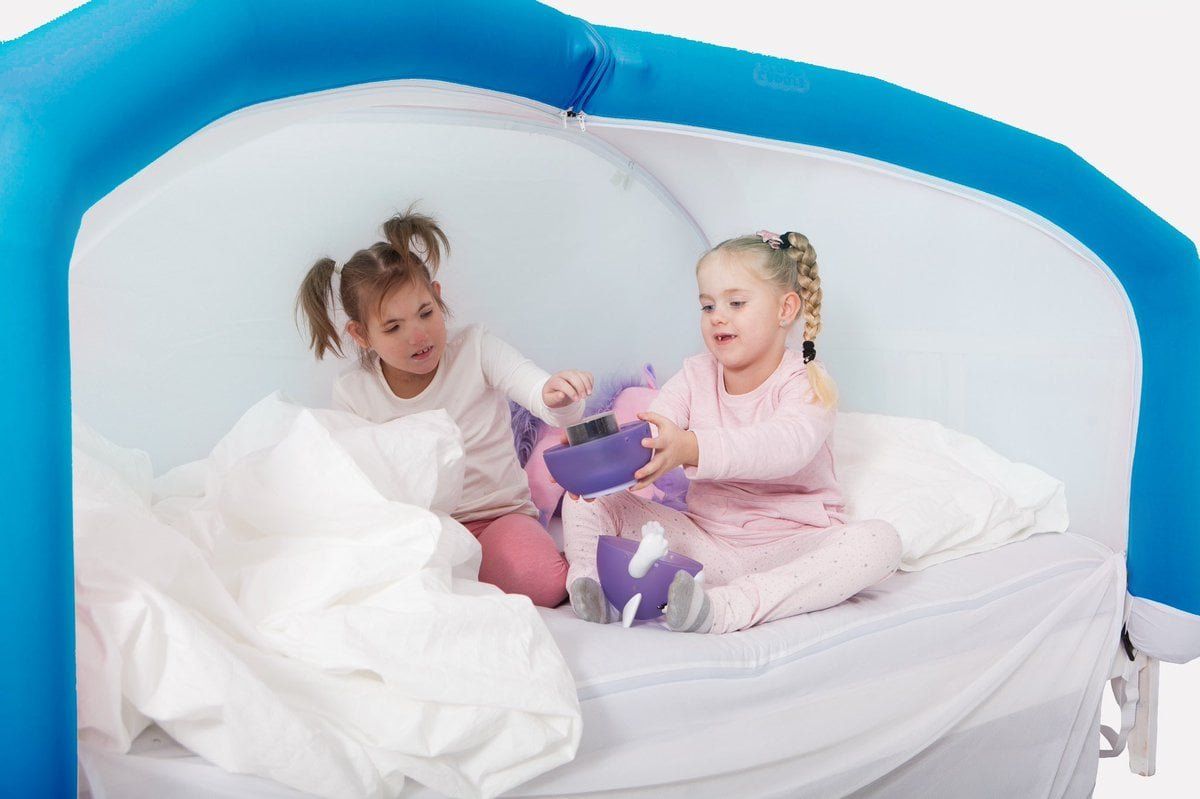 Two children playing inside the CloudCuddle Junior