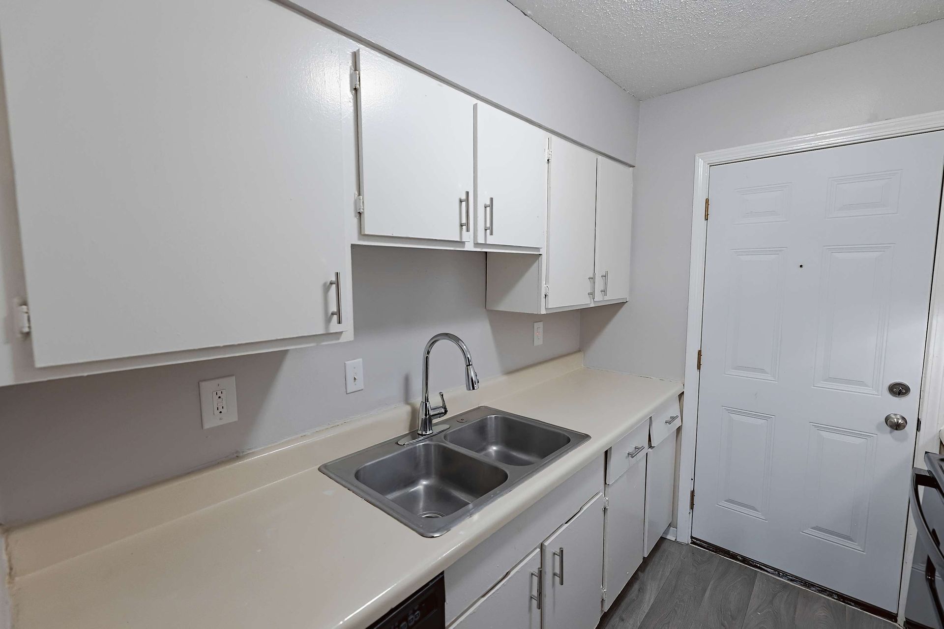 oak ridge apartment kitchen 1