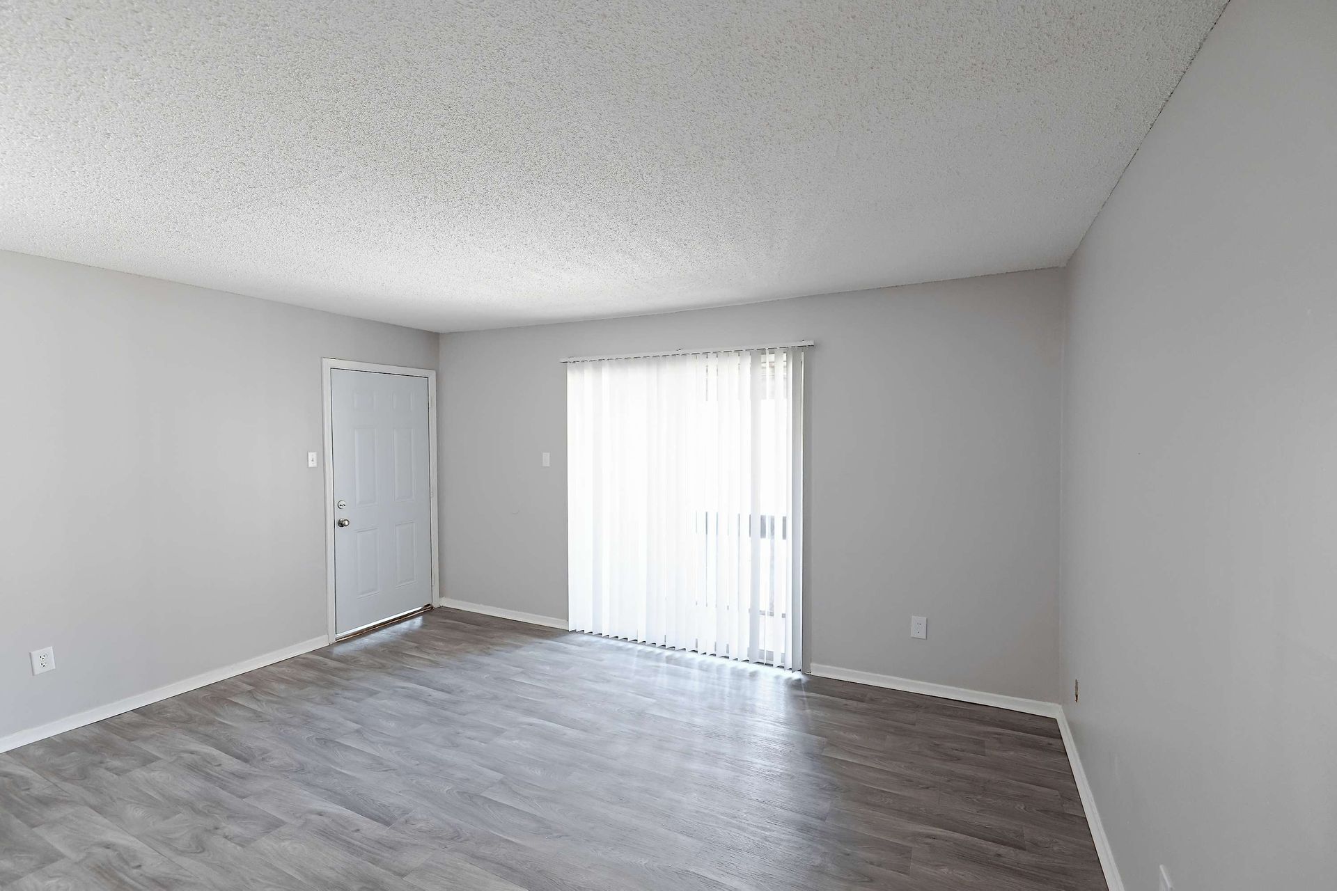 oak ridge apartment living room 2