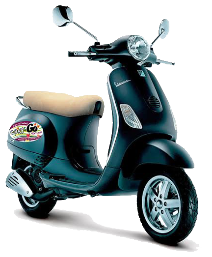 Scooter nero in stile Vespa, con sella e specchietti color cuoio, su sfondo bianco.
