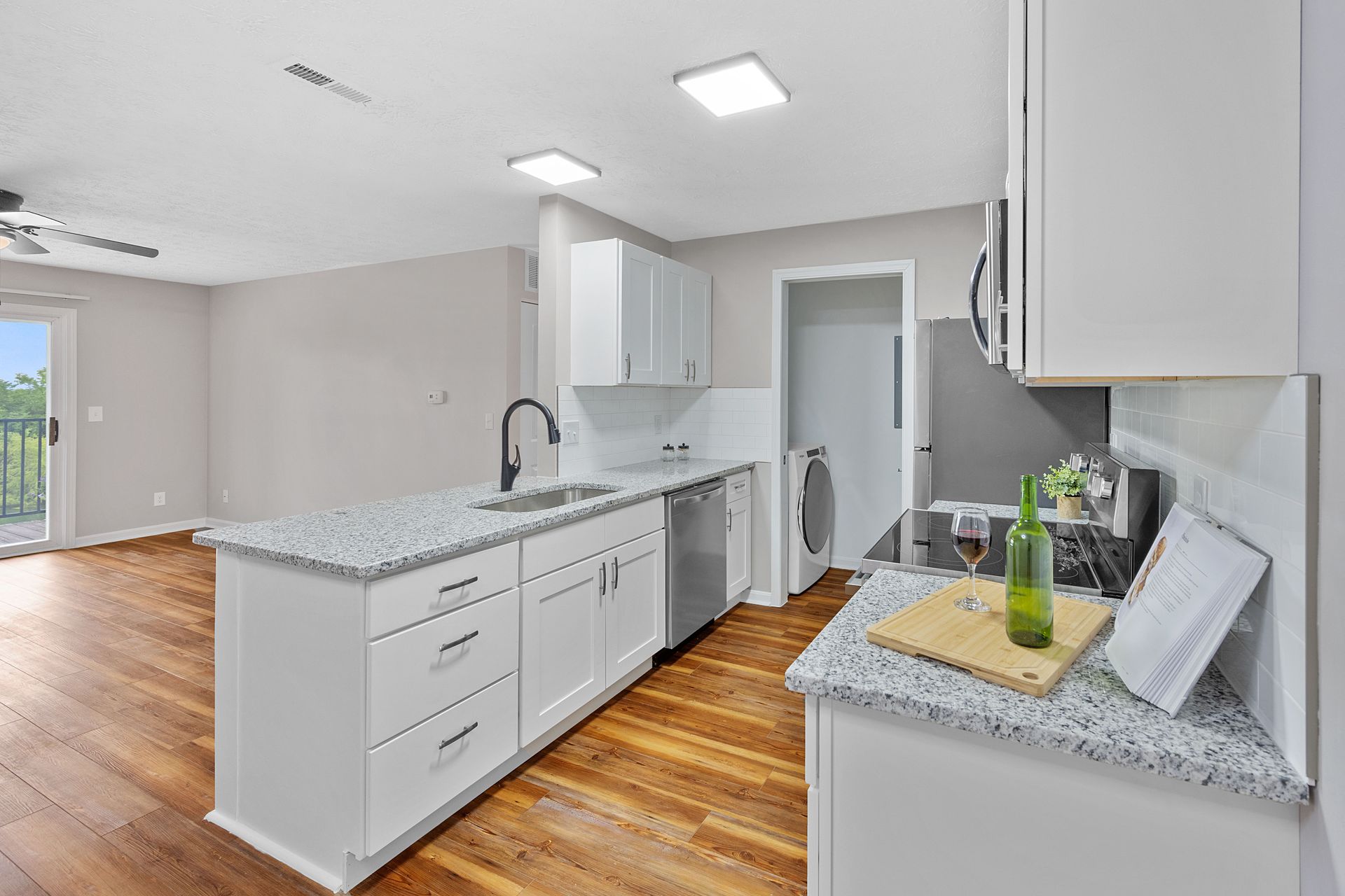 Bridgewater Crossing apartment kitchen with granite countertops and white cabinets