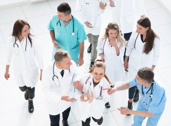 group of doctors discussing work issues.
