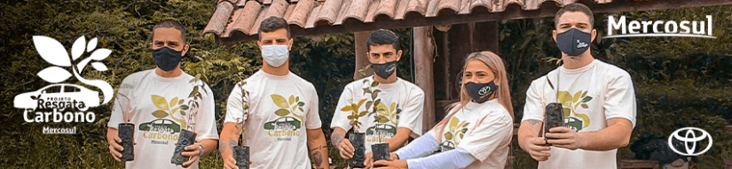 Um grupo de pessoas usando máscaras está próximo um do outro.