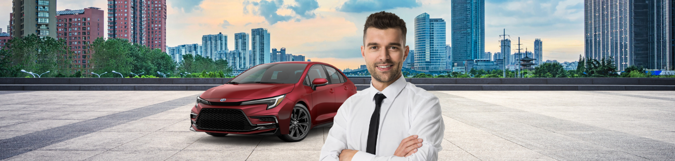 Um homem de camisa branca e gravata está parado na frente de um carro vermelho.