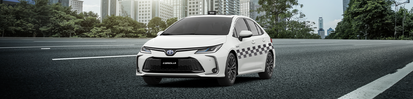 Um carro branco está dirigindo por uma estrada em um estacionamento.
