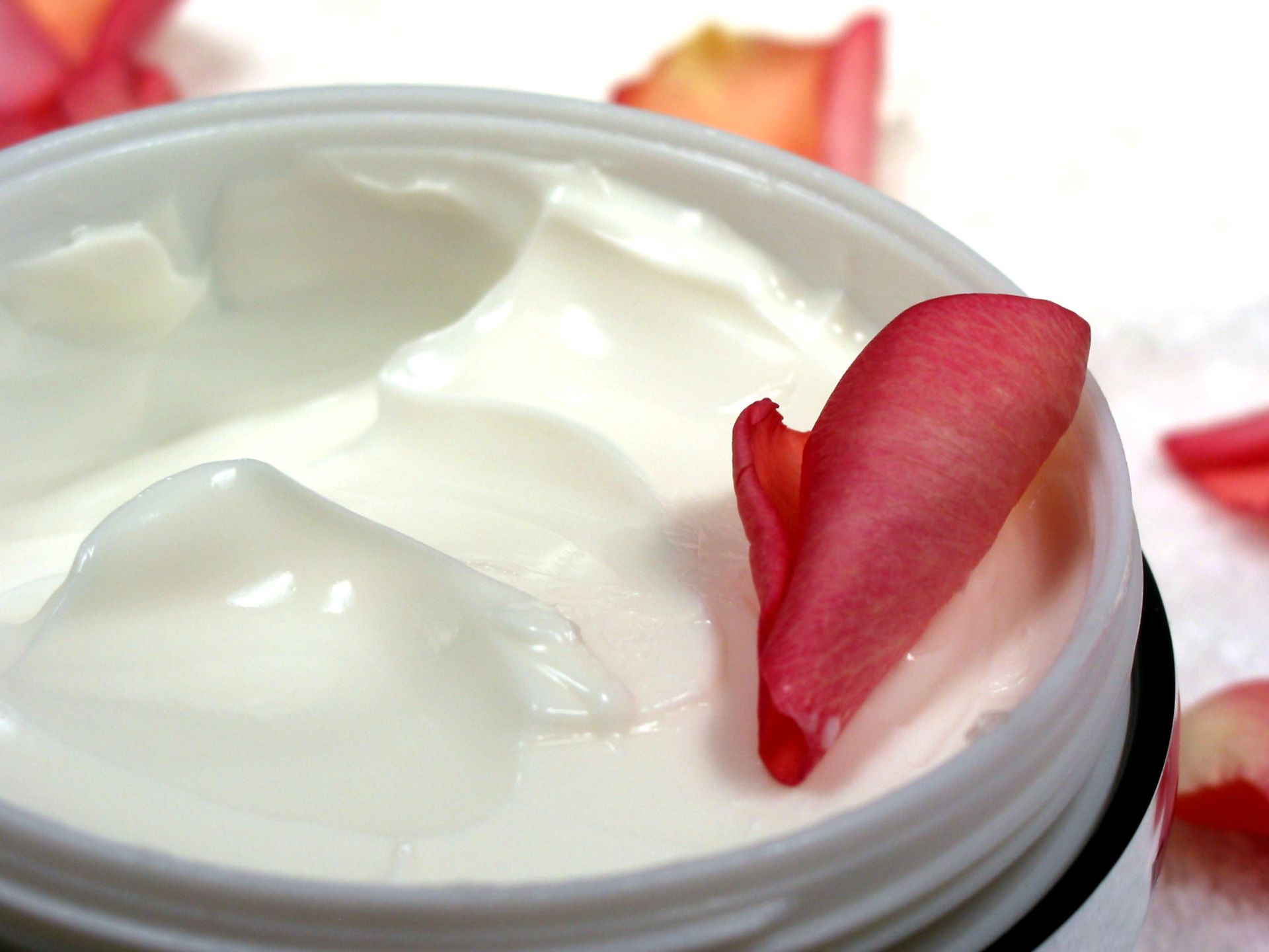 Mascarilla pomerania la mascarilla para Pomeranian se presenta como una solución integral para fortalecer el crecimiento del pelo y mejorar la salud general del pelaje y la piel. Con su combinación única de proteínas, vitaminas y aceites naturales, esta mascarilla es un aliado indispensable para aquellos que desean brindarle a su Pomeranian un pelaje radiante y saludable.
