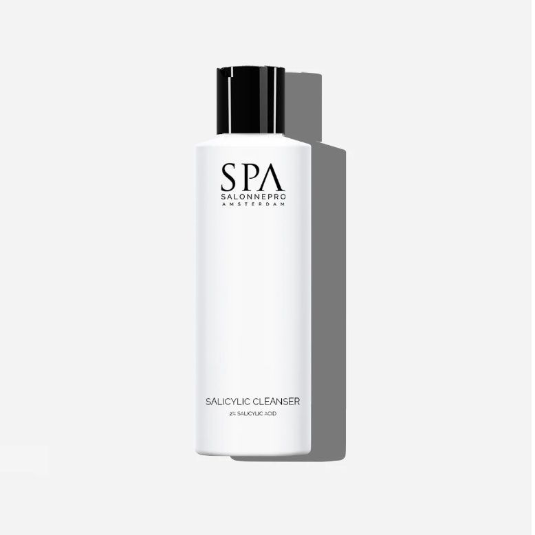 Witte fles SPA Salonnepro Amsterdam salicylzuurreiniger. Zwarte dop, witte achtergrond.