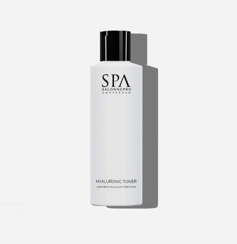 Witte fles SPA Salonnepro Hyaluronic Toner met zwarte dop op een lichtgrijze achtergrond.