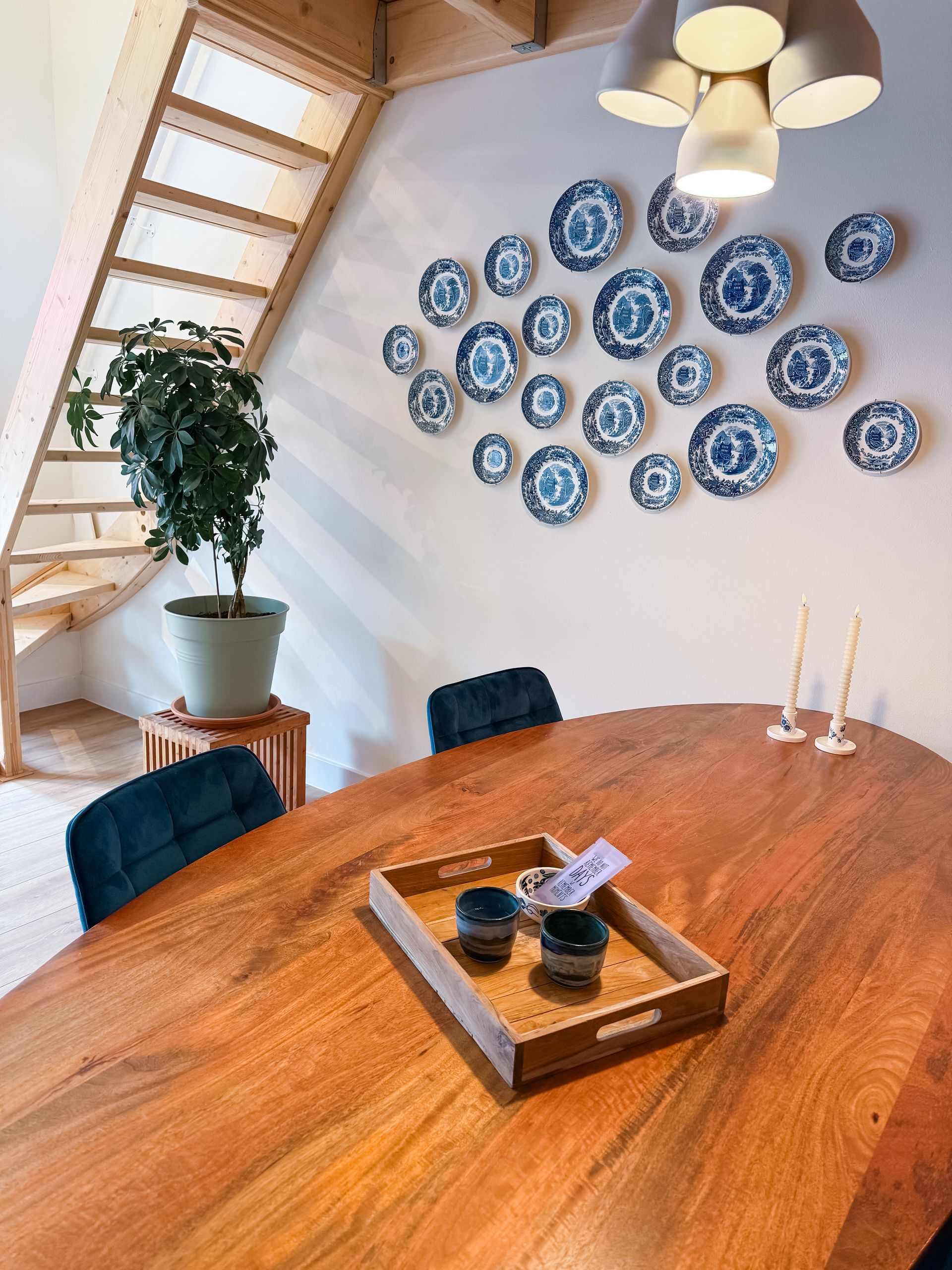 bordjes aan de wand