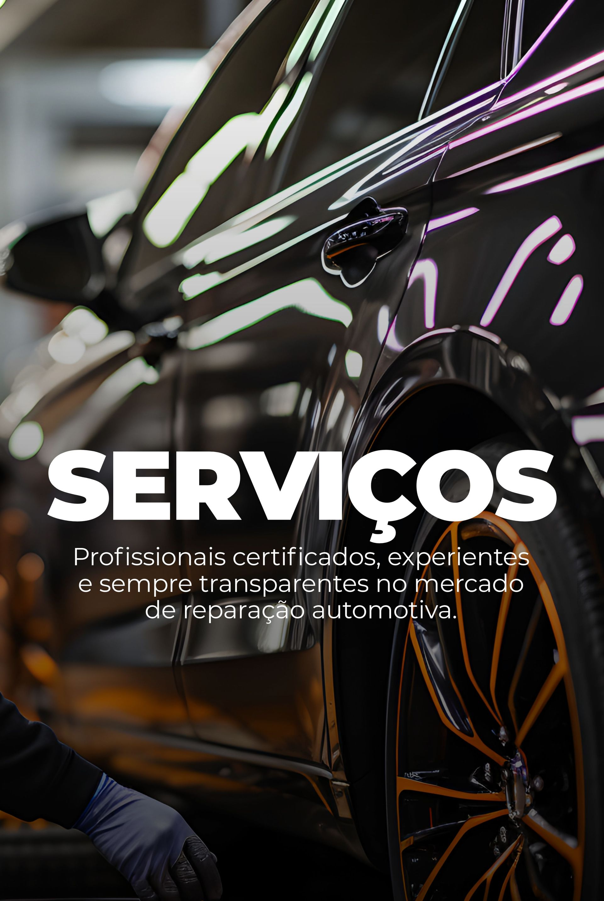 Carro preto em oficina com mecânico trabalhando e texto “SERVIÇOS” em destaque