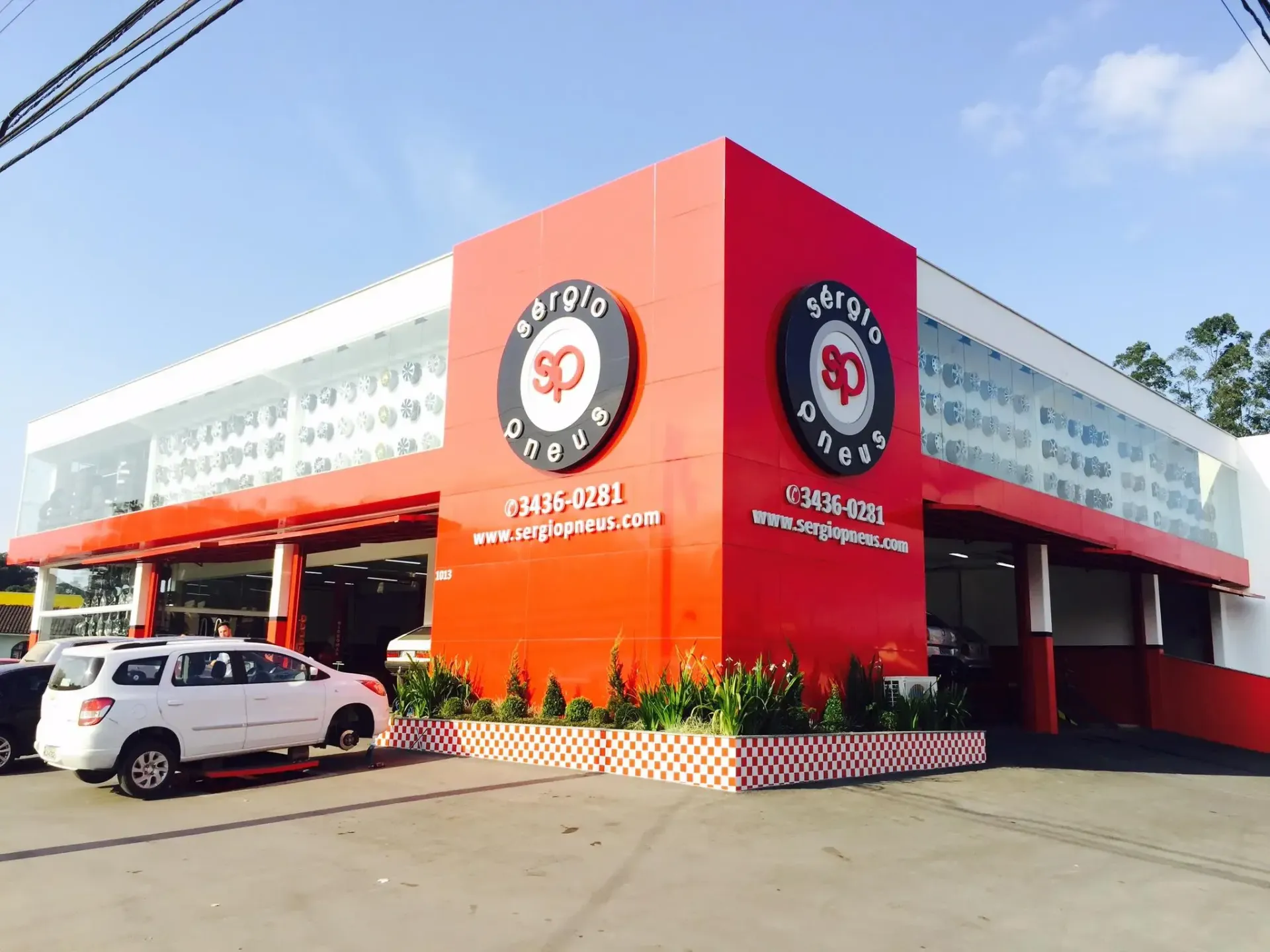 um grupo de carros está sentado um ao lado do outro em um fundo branco com a Logo Marca da Grupo Open Seminovos