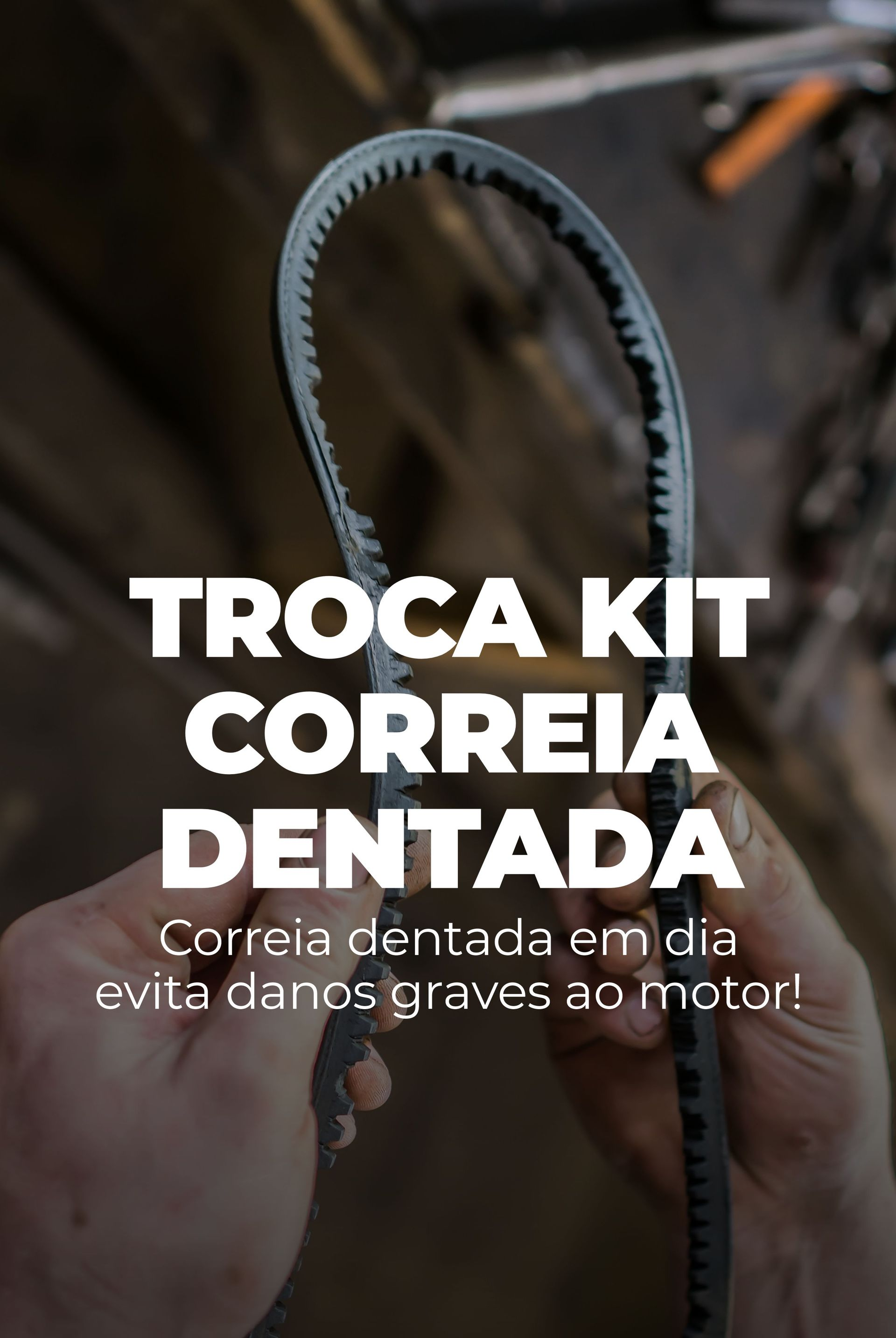 Imagem em close-up de uma correia de distribuição gasta sendo segurada, com o texto: “Troca kit correia dentada”.