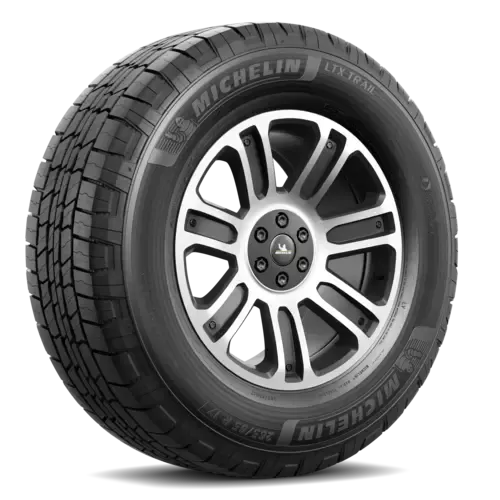 Pneu Continental Hybrid HS5 para caminhão em roda prateada, sobre fundo laranja sólido com o logotipo da Continental.