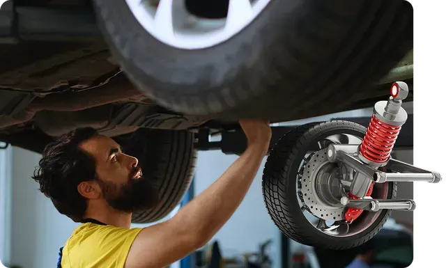 Um mecânico de camisa amarela trabalha embaixo de um carro