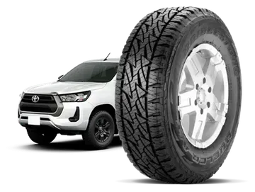 SUV branca ao lado de um pneu off-road gigante em um fundo branco.