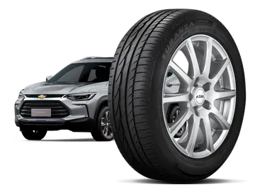 SUV atrás de um grande pneu preto, destacando a roda de liga leve e o desenho da banda de rodagem.