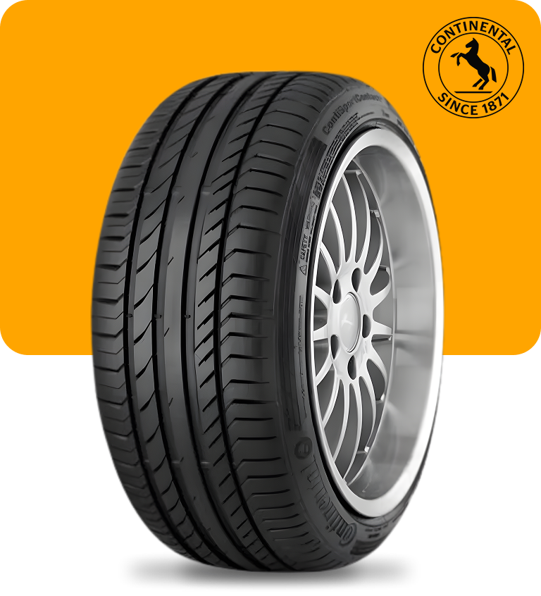 Um pneu Continental montado em uma roda de liga leve prateada sobre um fundo laranja com o logotipo da Continental.