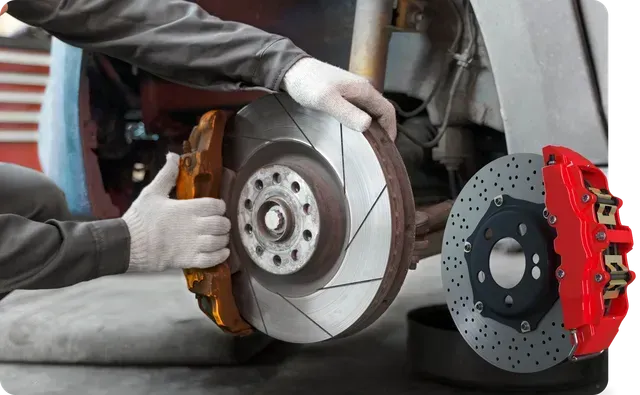Um mecânico de luvas instala um rotor de freio de metal ranhurado