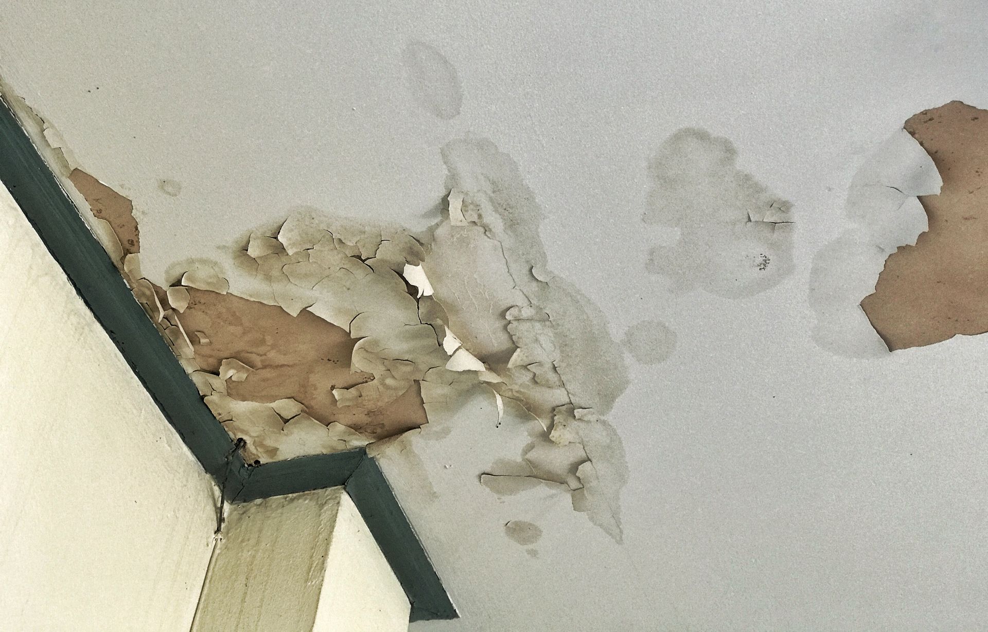 A ceiling with a lot of peeling paint on it