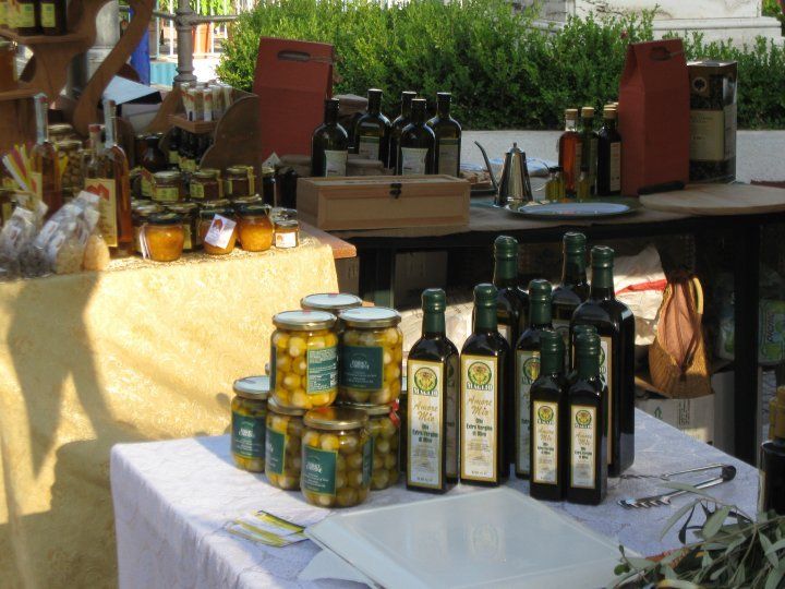 Bottiglie di olio e vasi sottolio