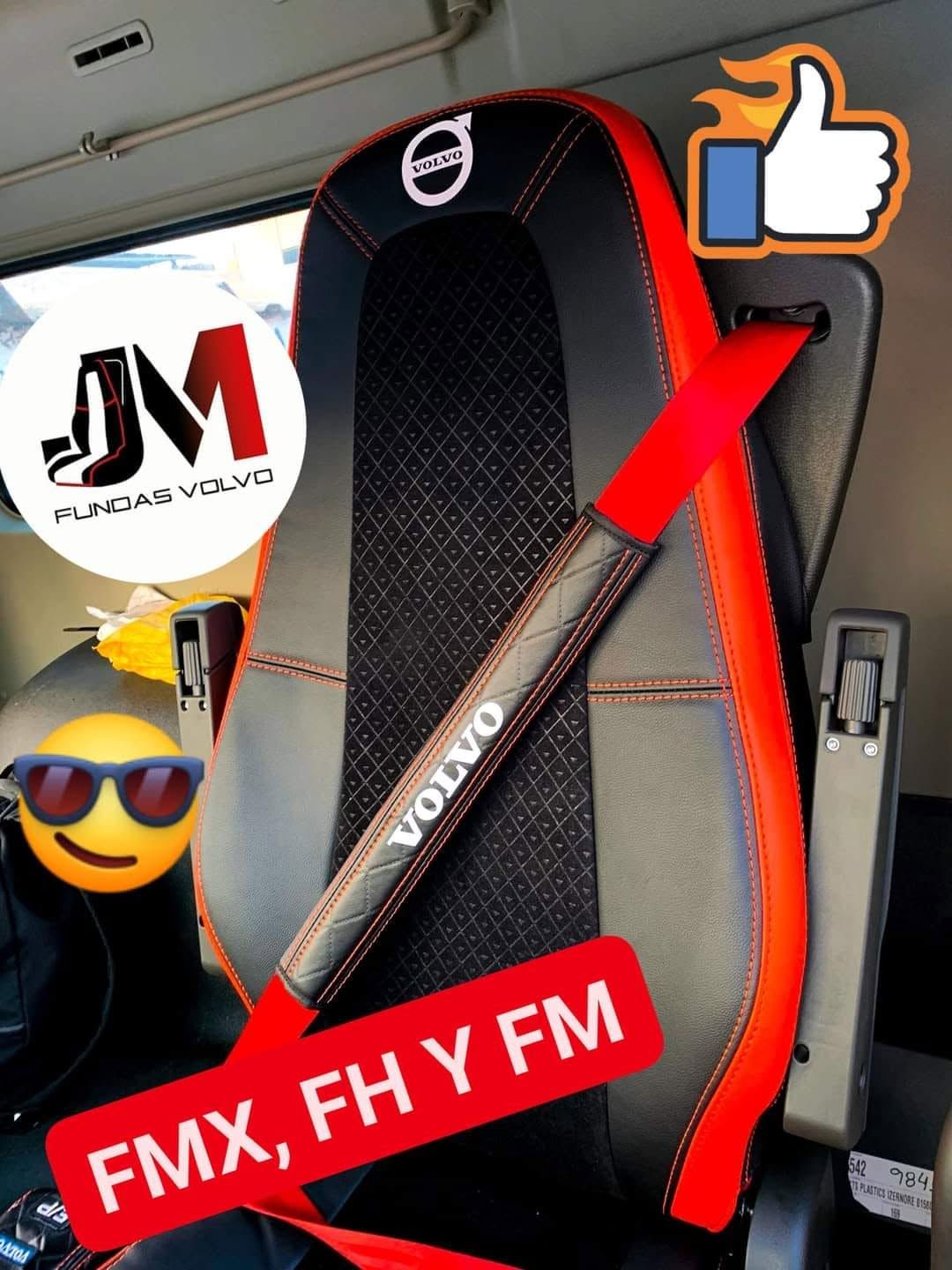 Funda de asiento deportiva roja y negra con logotipos y una correa diagonal roja en el interior de un vehículo.
