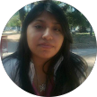 Mujer con cabello largo y oscuro al aire libre, en una foto de perfil circular, mirando a la cámara.
