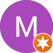 Círculo morado con una “M” blanca y una insignia de estrella naranja superpuesta en la parte inferior derecha.