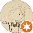 Un boceto de un niño con sombrero, sosteniendo un objeto, con una insignia de estrella naranja en la parte inferior derecha.