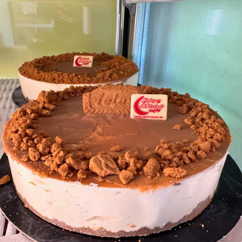 Una torta con la parola loto sopra