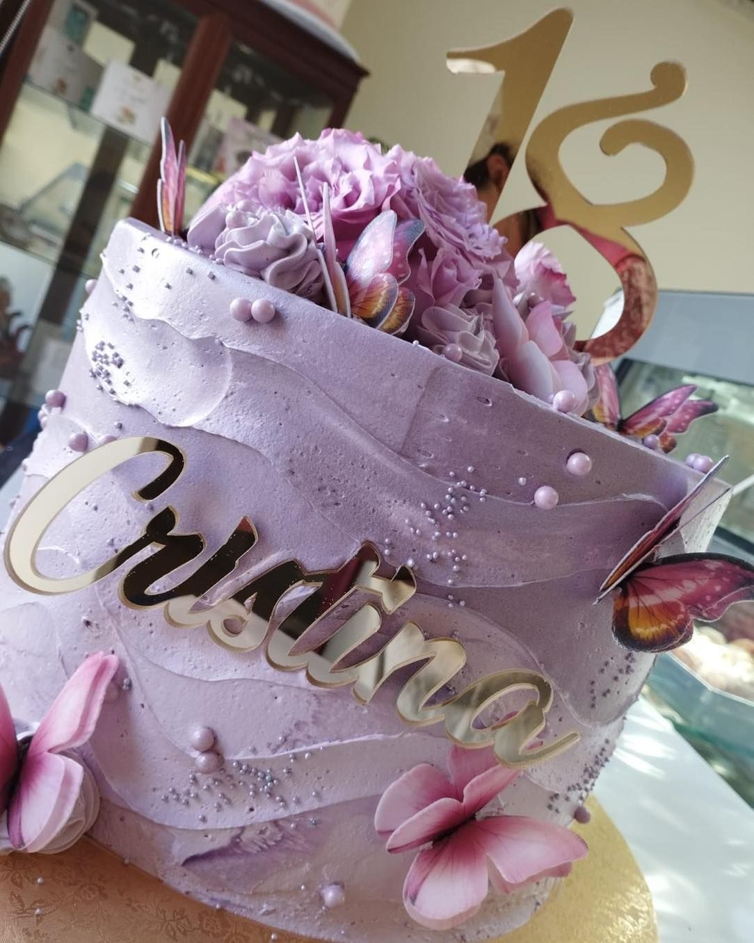 Una torta viola con il nome cristina sopra