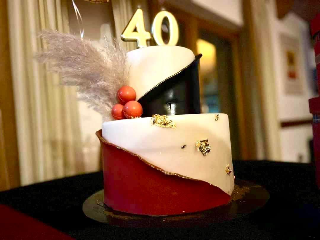 Una torta rossa e bianca con il numero 40 sopra