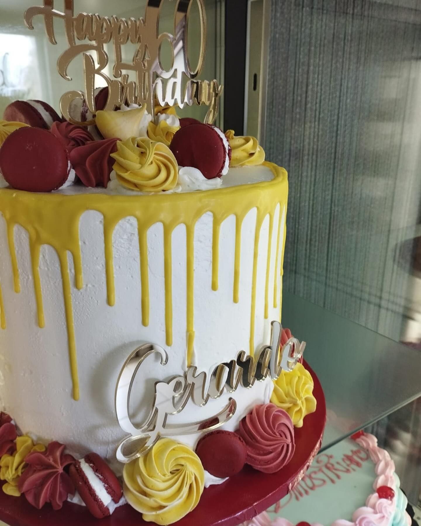 Una torta di compleanno con glassa gialla e il nome Gerard sopra