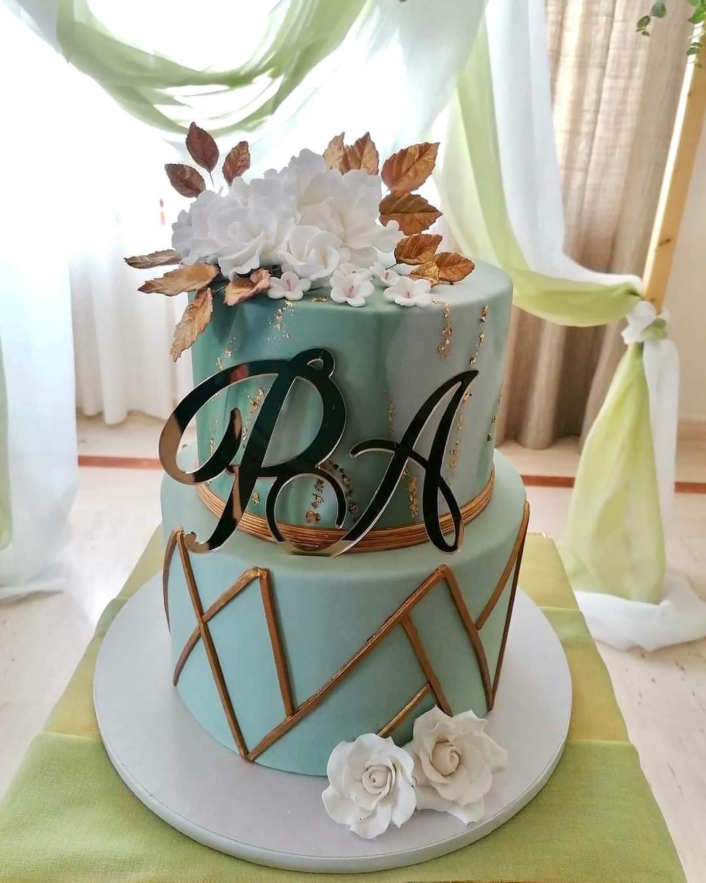 Una torta con le lettere pa sopra