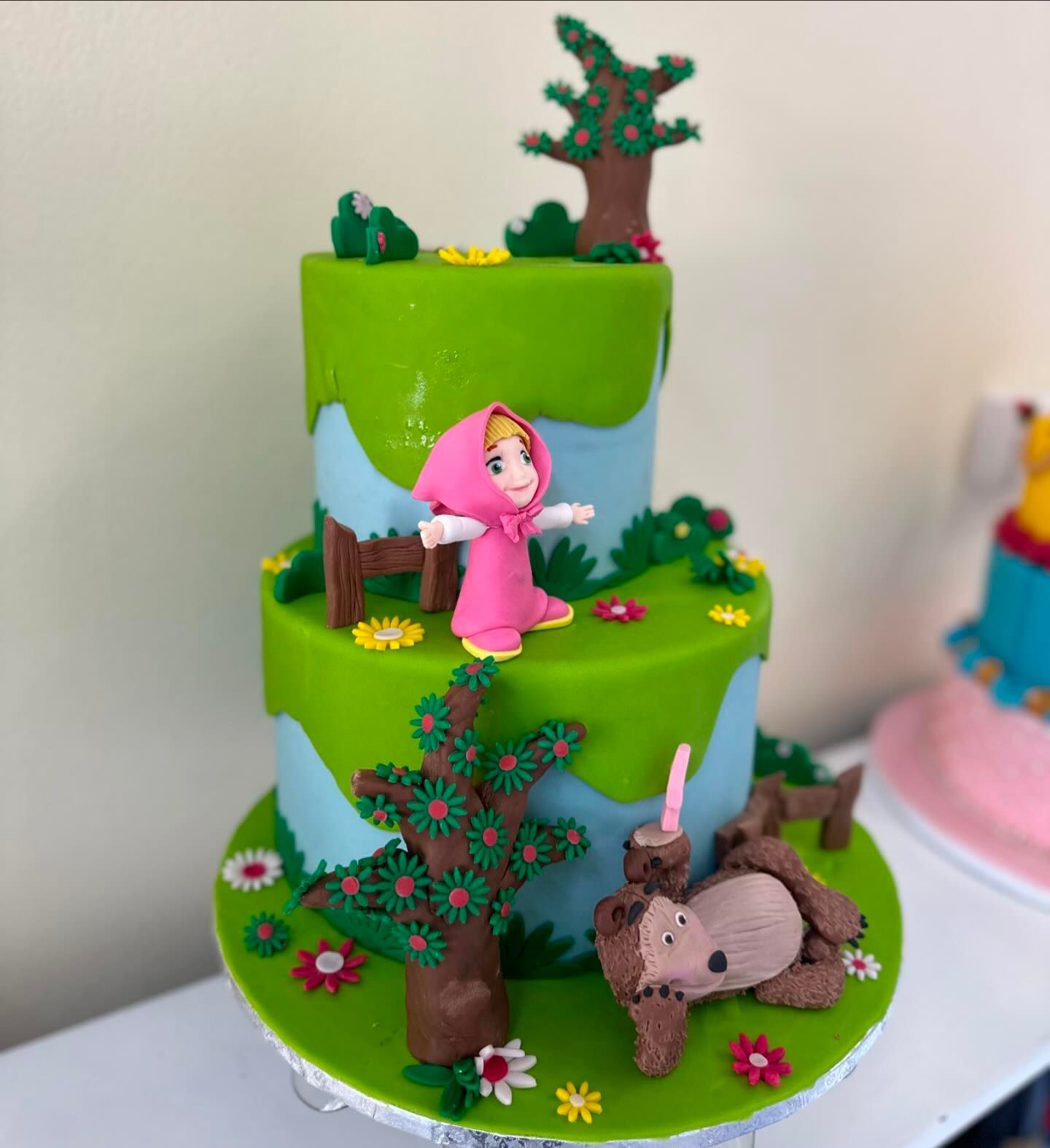 Una torta con masha e orso sopra