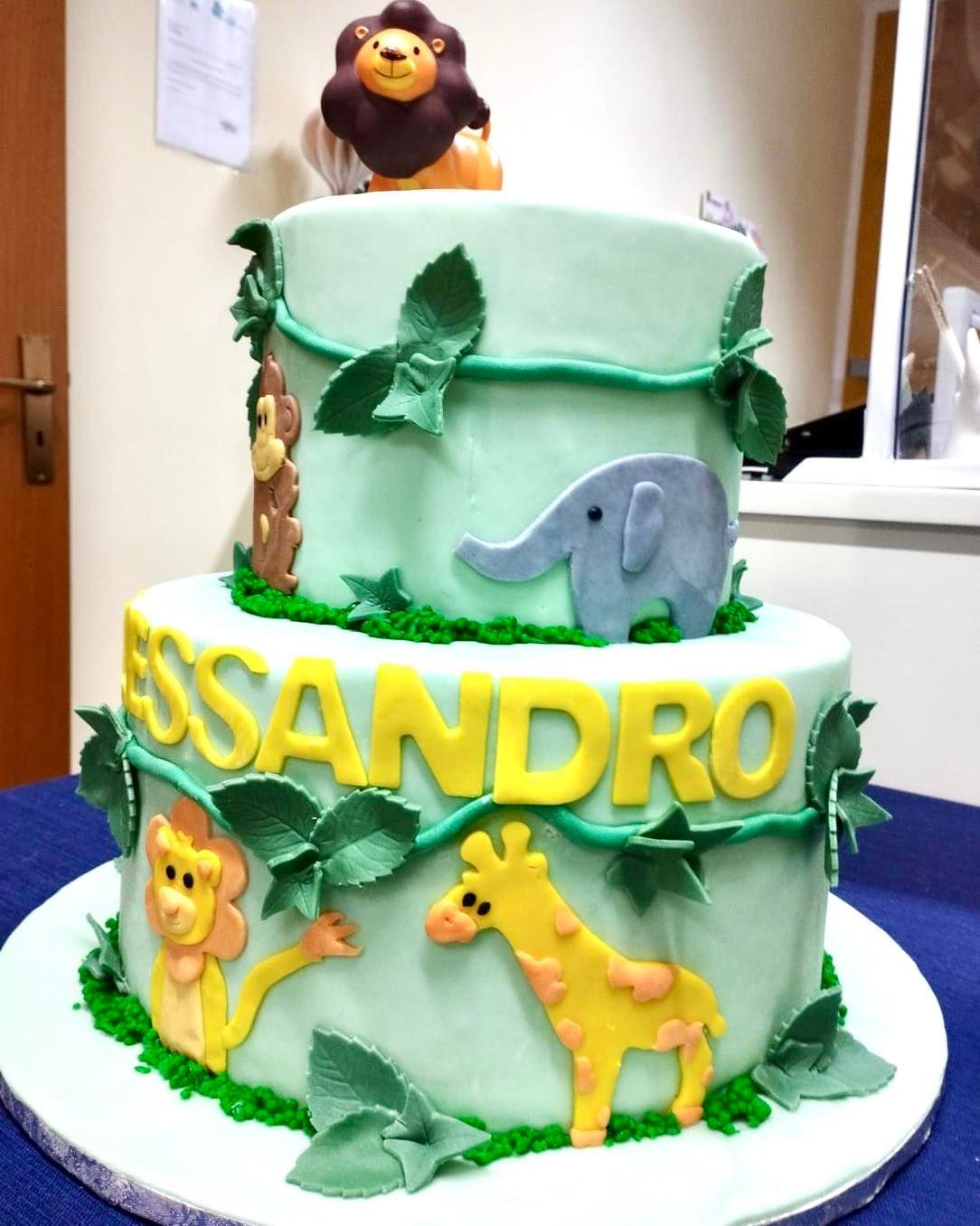 Una torta con il nome sandro sopra