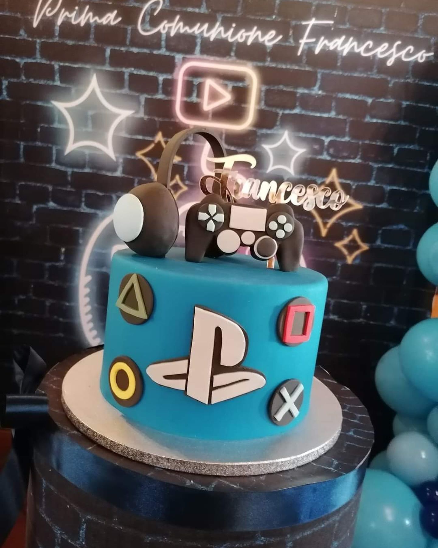 Una torta blu con il logo della playstation sopra
