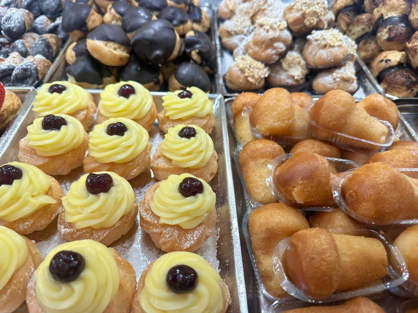 In una panetteria sono esposti vari tipi di dolci.