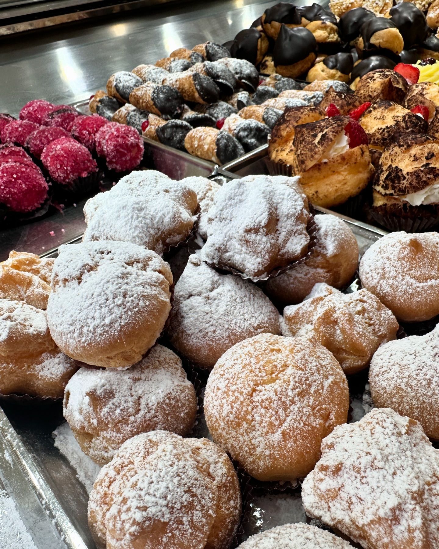 Un vassoio di pasticcini ricoperti di zucchero a velo su un tavolo.