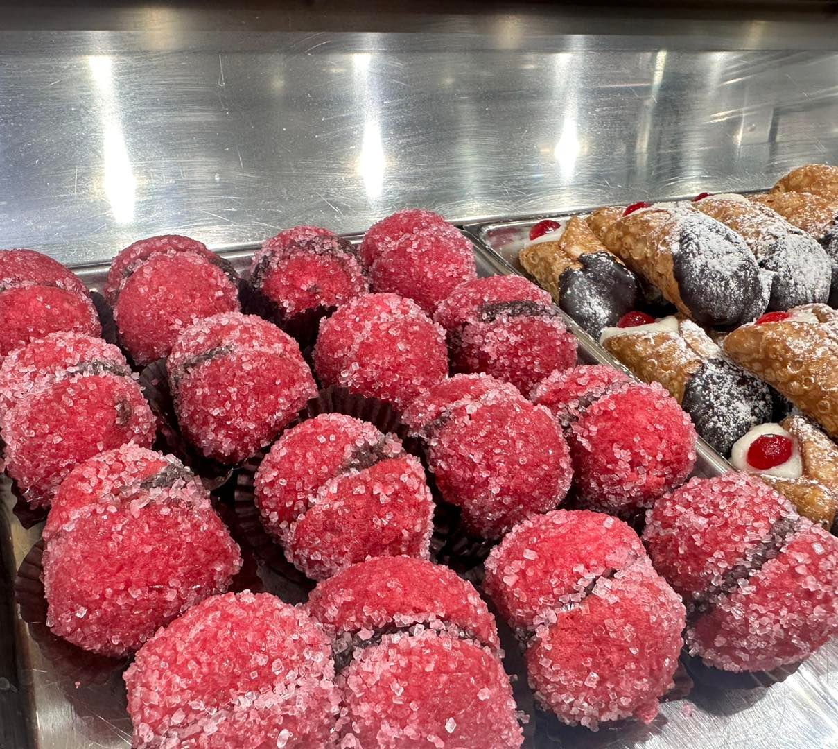 Un mucchio di palline rosse ricoperte di zucchero su un tavolo
