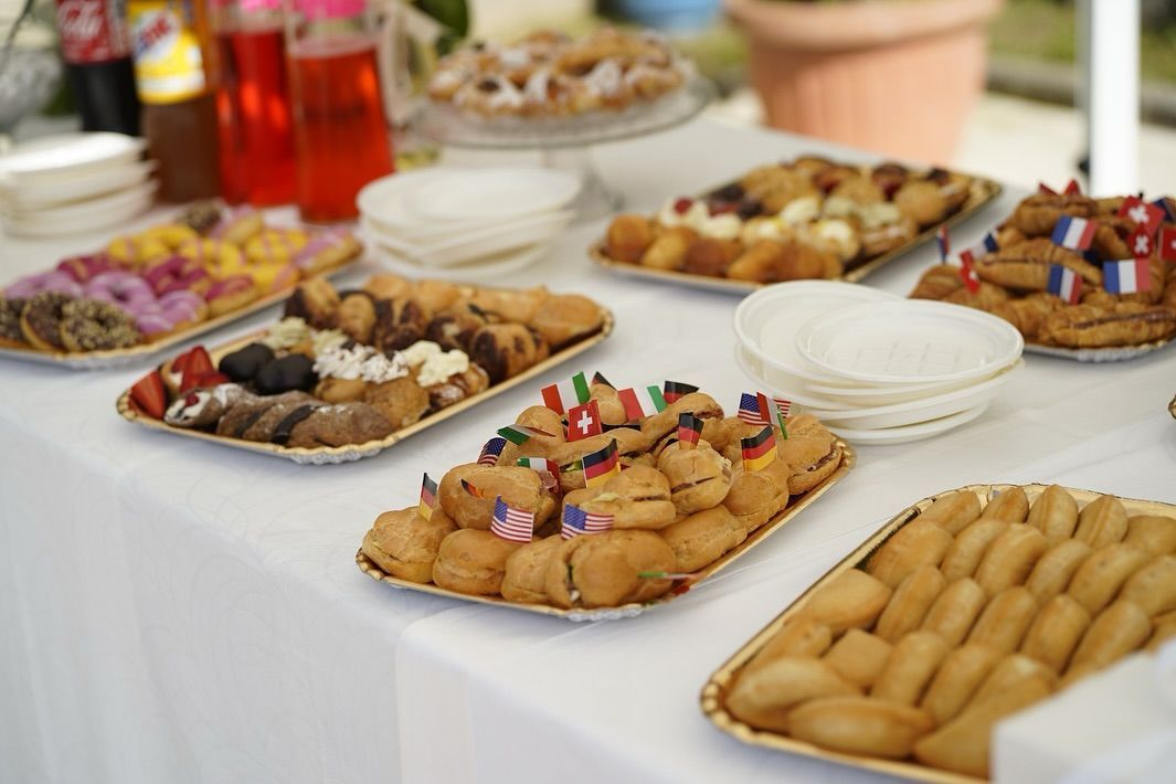 Un tavolo imbandito con una varietà di dessert e bevande.