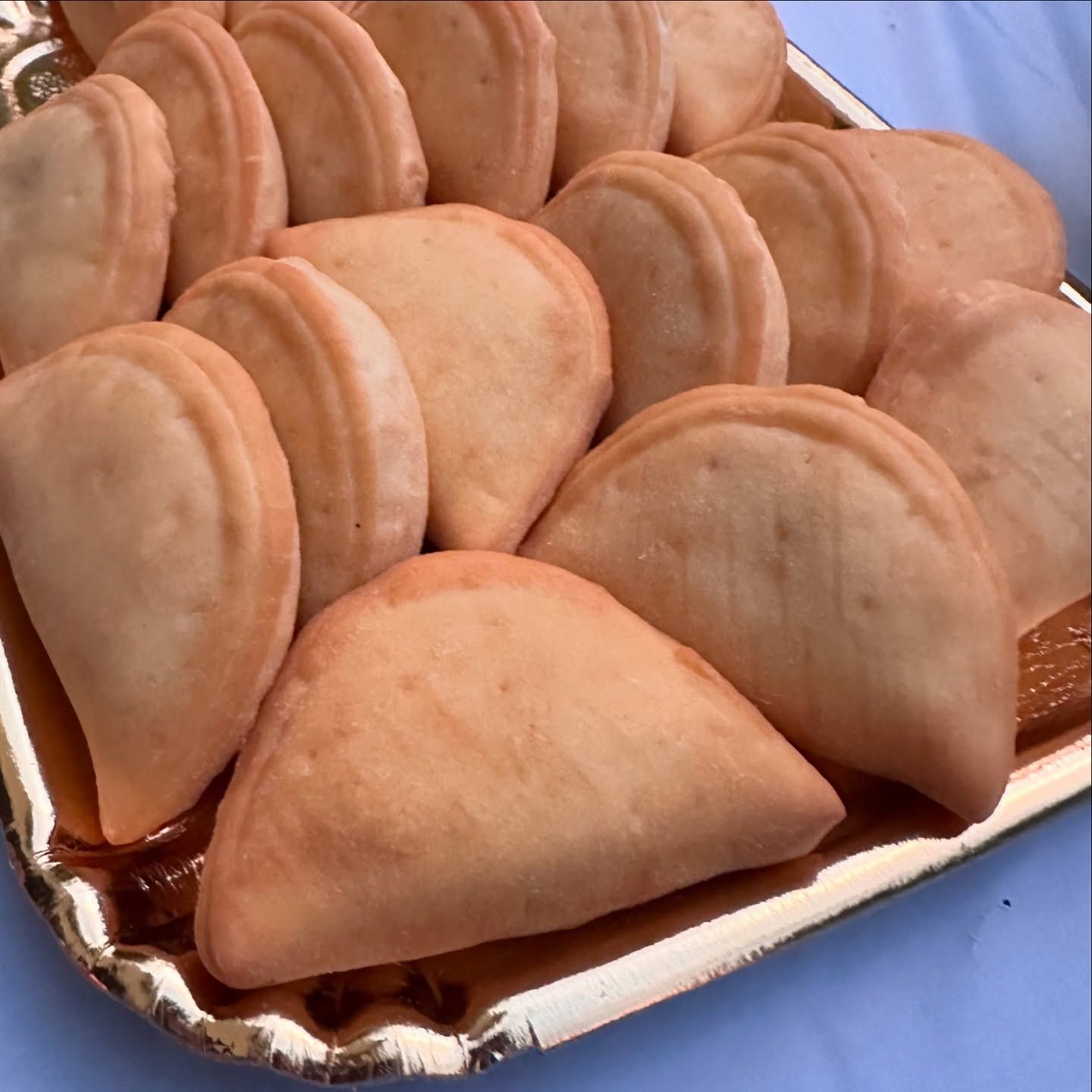 Un vassoio d'oro pieno di una varietà di pasticcini