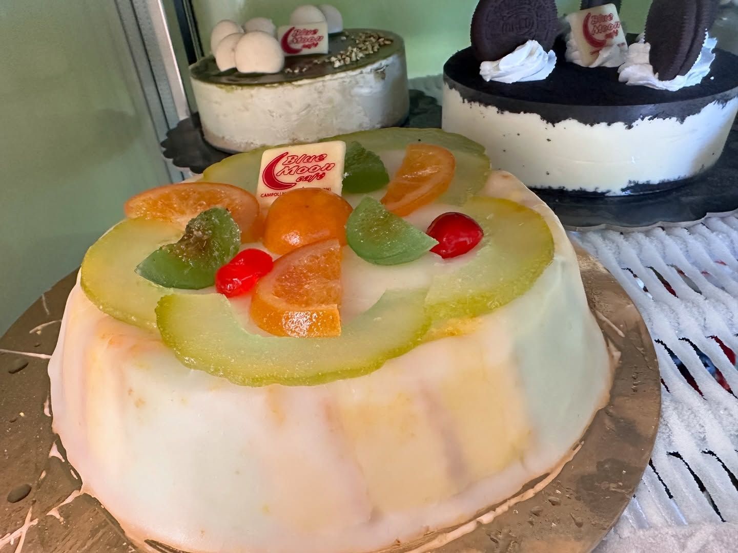 Una torta bianca con sopra della frutta